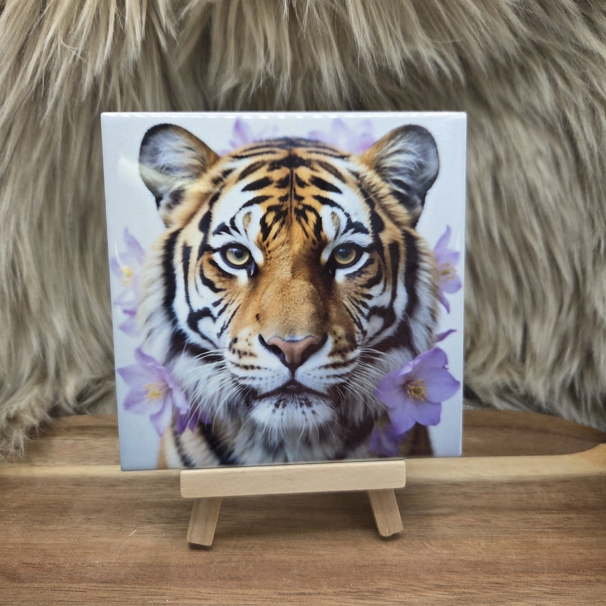 Wenstegeltje Tijger met paarse bloemen – Cadeau voor tijgerliefhebbers – Portret tijger - Spreuktegel – Stijlvolle Woondecoratie met Boodschap – Trendy nu– Hip trendy tegeltje – Cadeau – Decoratief Tegeltje met Standaard – Cadeau Idee