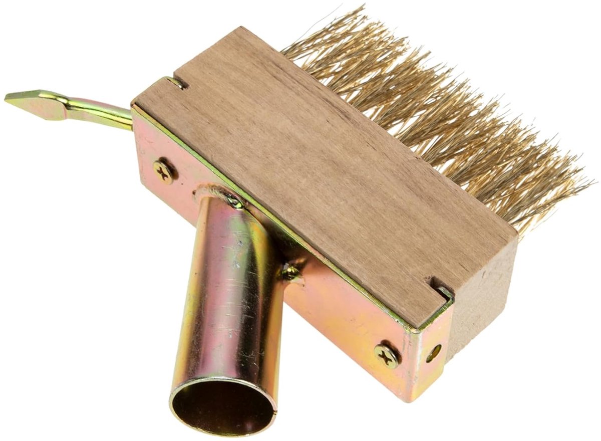 Stalen draadborstel met schraper. Effectief hulpmiddel voor het verwijderen van mos. Voor voegen en kieren in de tuin. Voor het schoonmaken van tuin- en terrasvloeren.