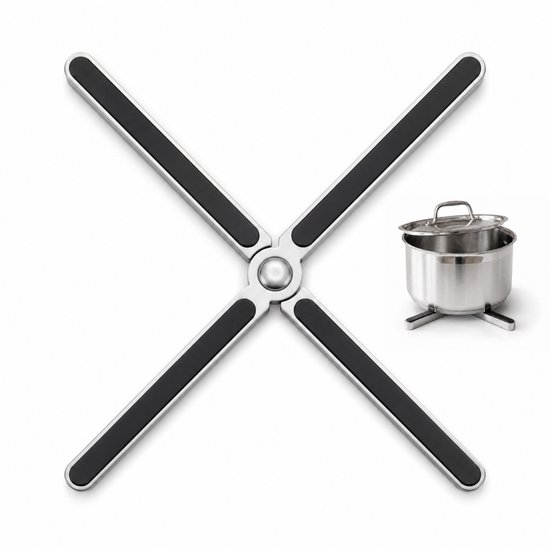 Een zilveren X-vormige onderzetter met zwarte accenten, met een kleine pan ernaast.
