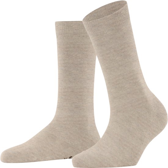Lichtbeige, gebreide sokken voor dames.