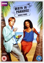 Hoes van de Death in Paradise Serie Drie DVD, met een man met een lichte jas en een vrouw in een blauw topje en oranje shorts op een strand.