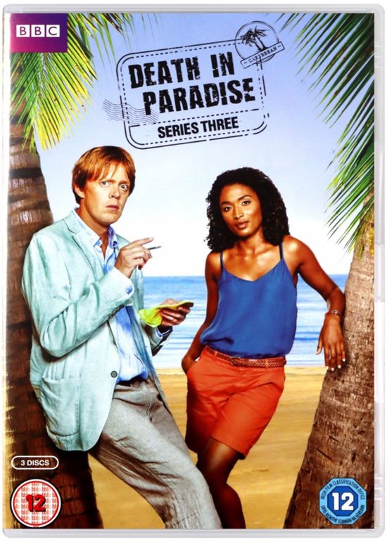Hoes van de Death in Paradise Serie Drie DVD, met een man met een lichte jas en een vrouw in een blauw topje en oranje shorts op een strand.