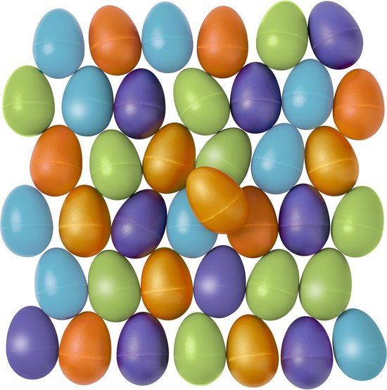 Un groupe de 35 œufs en plastique colorés sur fond blanc.