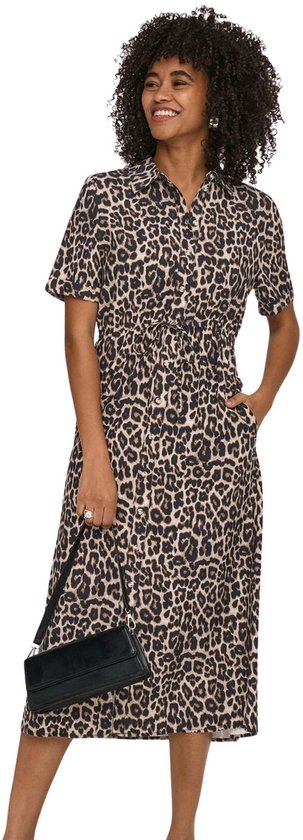 Model in een midi-jurk met luipaardprint, korte mouwen, knoopjes en een ceintuur in de taille.