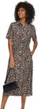 Model in een midi-jurk met luipaardprint, korte mouwen, knoopjes en een ceintuur in de taille.