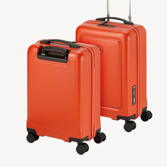 Twee oranje koffers, een grote en een kleine, op witte achtergrond.