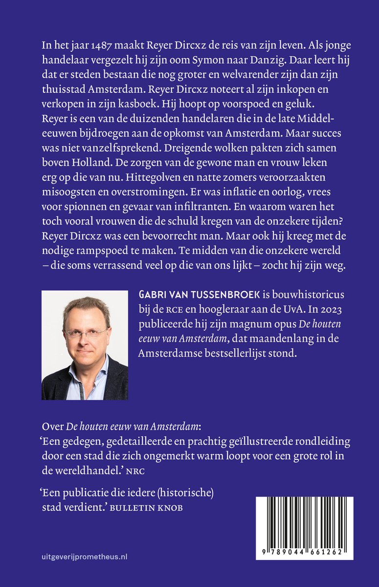 Boek "De houten eeuw van Amsterdam" met een portret van de auteur Gabri van Tussenbroek.