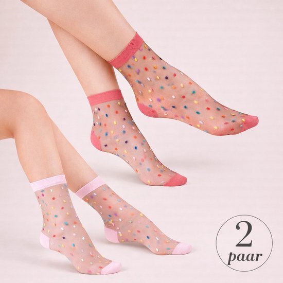 Twee paar transparante enkelsokjes met veelkleurige confetti-stippen en een roze boord en hak.