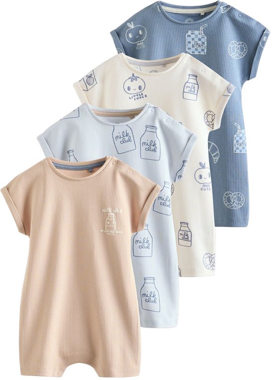 Vier geribbelde babyrompertjes in beige, lichtblauw en donkerblauw met diverse prints zoals flesjes en snacks.