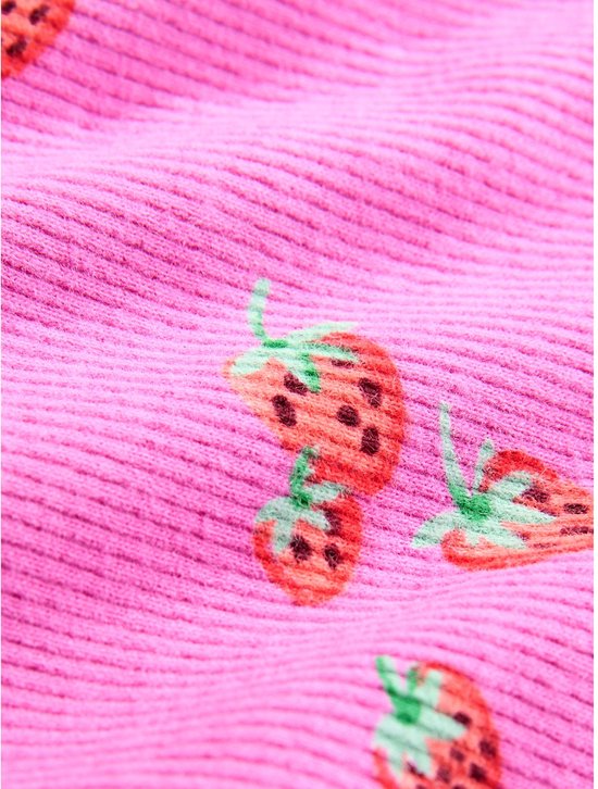 Close-up van de geribbelde textuur van een roze legging met aardbeiprint.