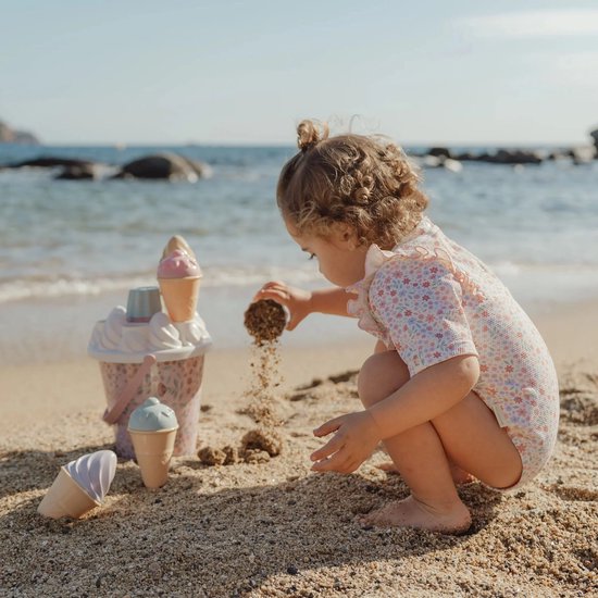 De Emmer En De Schop Van Het Strand Stock Afbeelding - Afbeelding