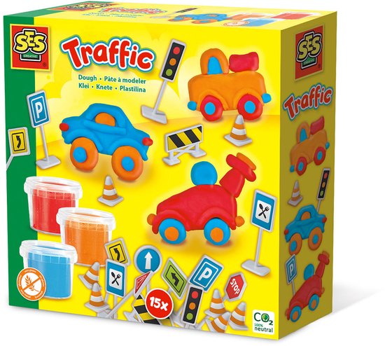 SES Creative 'Traffic' kleiset doos met afbeeldingen van blauwe, rode en oranje auto's, verkeersborden, kegels en potjes klei.