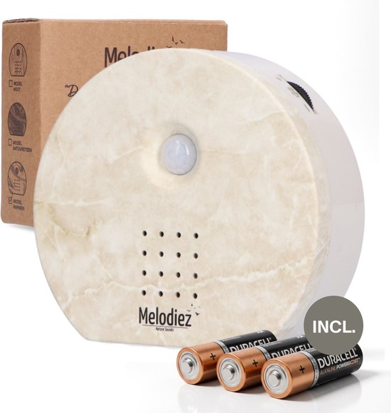 Natuursteen-look geluidsbox met sensor en drie Duracell AAA batterijen ernaast. Doos met productinformatie.