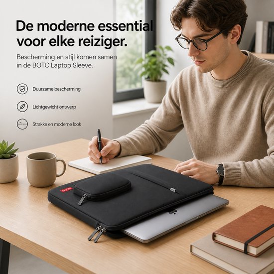 Man werkt aan een bureau met een zwarte laptoptas, laptop en accessoires.