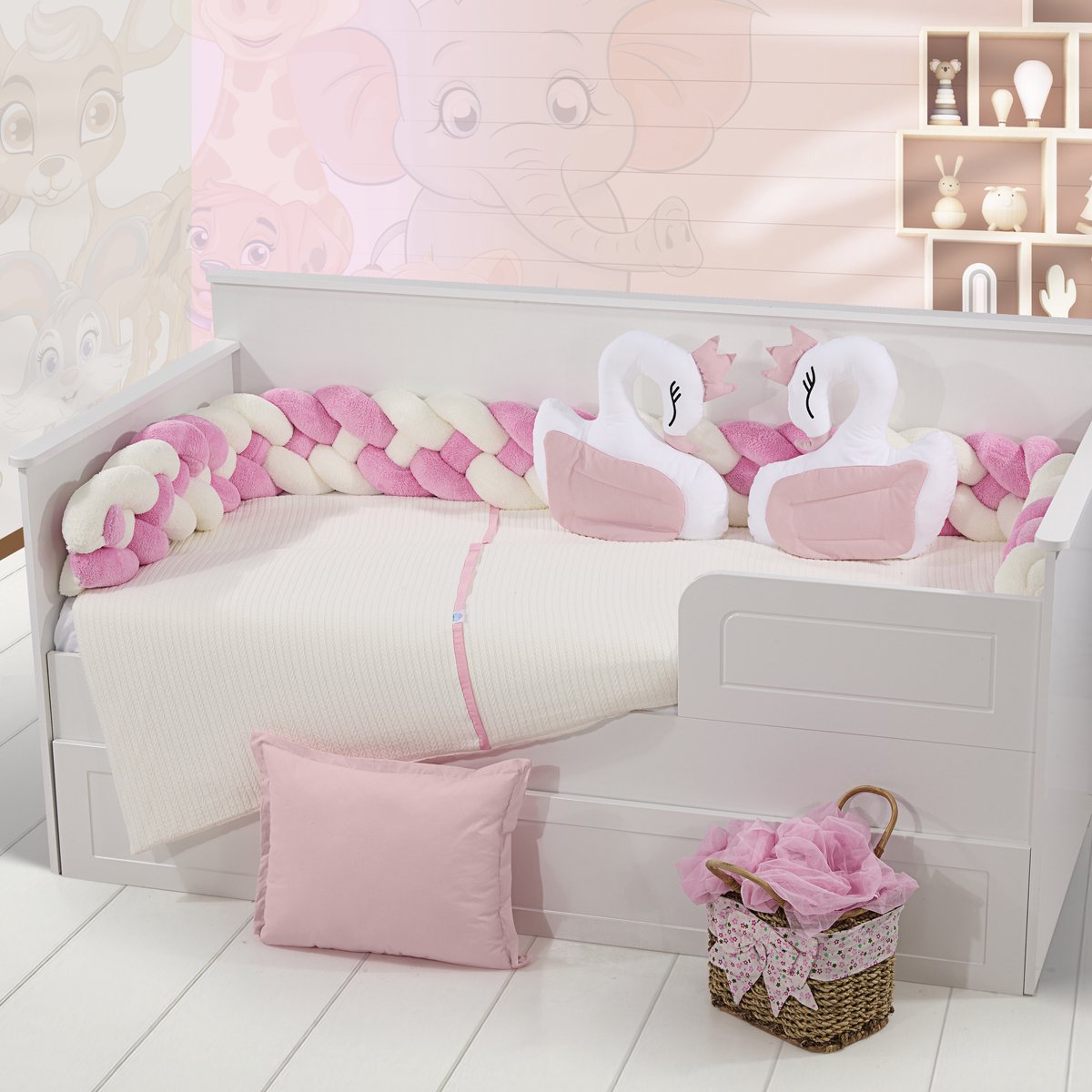 Kinderbeddenset Zwanen 90x190 cm – Gevlochten Bedbeschermer, Dekbedovertrek, Hoeslaken, Hoofdkussen & 2 Zwaan Sierkussens – Zacht Roze/Wit 6-delig