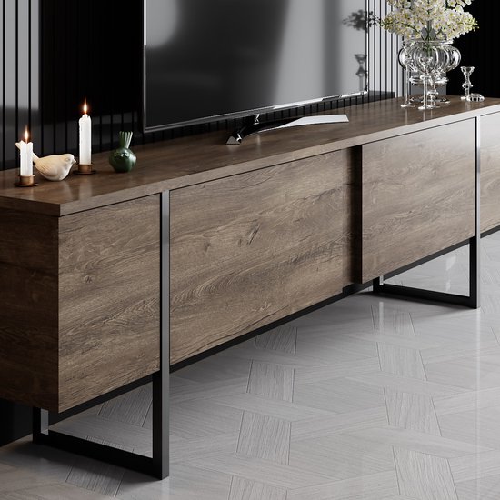 TV-meubel met walnoothouten afwerking en zwarte metalen frame. Twee kaarsen en een vaas met bloemen staan op het meubel.