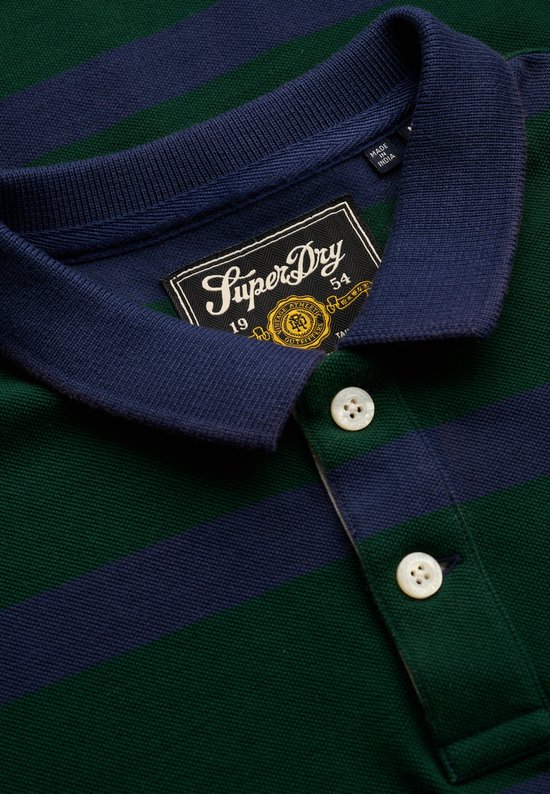 Close-up van kraag en knopen van groen poloshirt met marineblauwe strepen en Superdry logo.