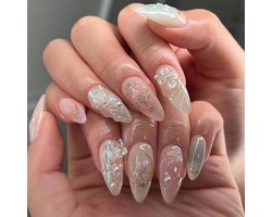 Allecto - 3D Handgemaakte Press-on Nails - 24-delige set - Met Charms en Amandelvormige Valse Nagels - Medium formaat - Perfect voor feesten - Gesc..