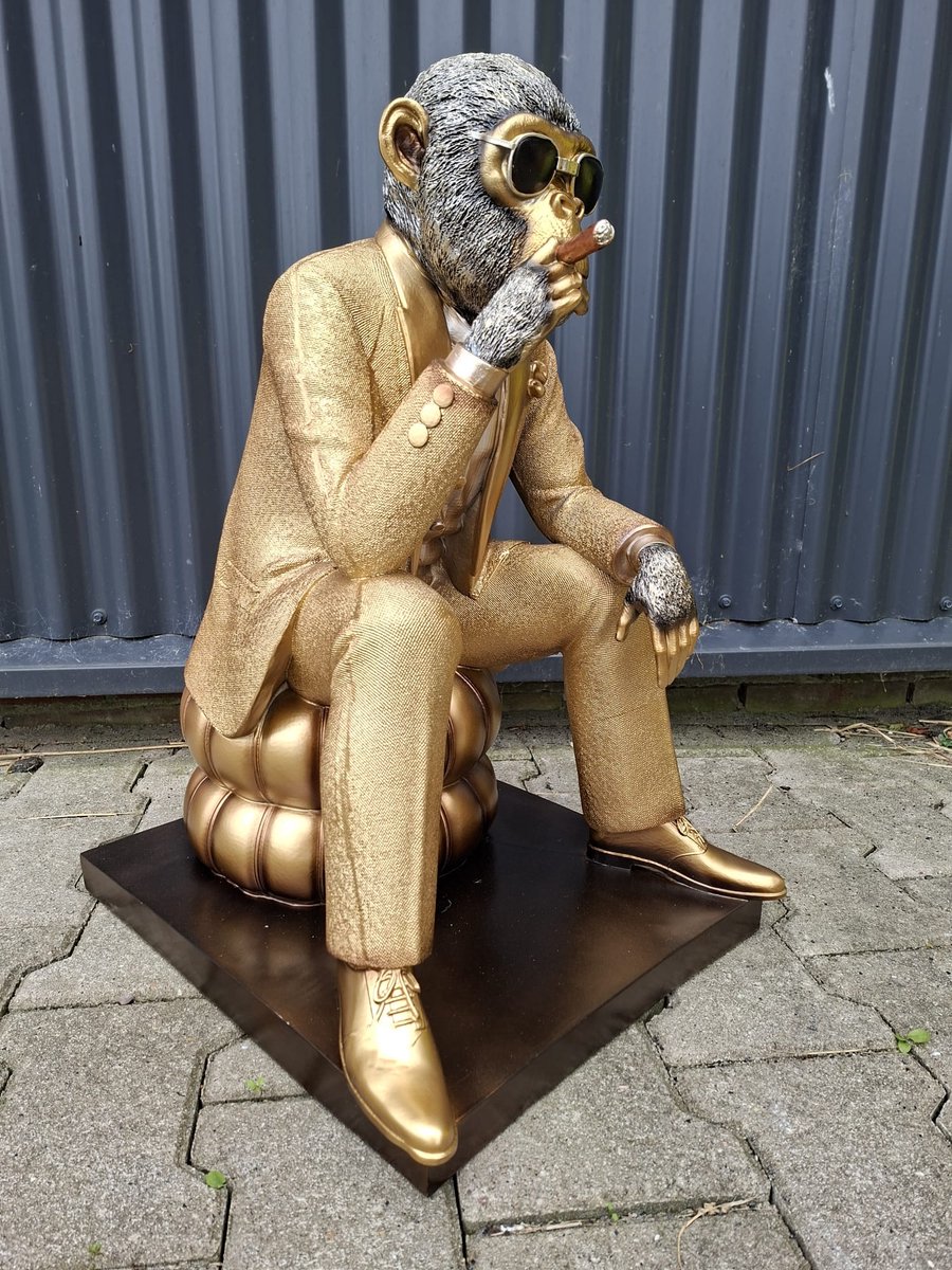 Luxe XL Chimp Aap in Goud Pak Beeld – Zittende Maffia Aap met Zonnebril & Sigaar – Polystone Goud/Zilver – H48 x B36 x L45 cm – Grote Exclusieve Woondecoratie & Mancave Eyecatcher
