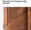 Detail van bruin leer met rits en merklogo ACCEZZ.