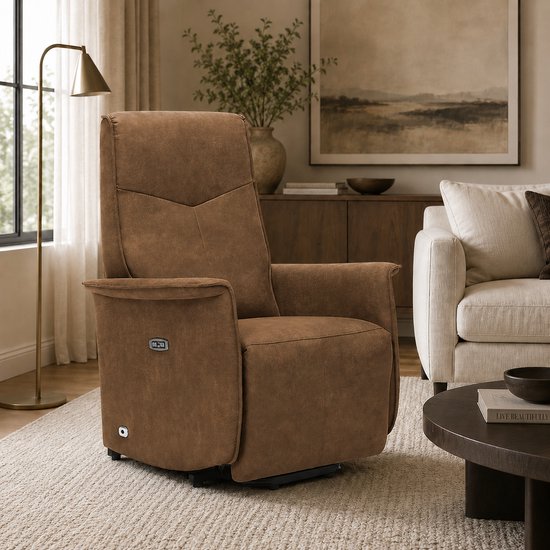 Bruine relaxfauteuil met opsta-hulp in een woonkamer, naast een bank.