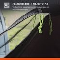 Verduisterde slaapcabines met muggengaas en ventilatieopeningen.