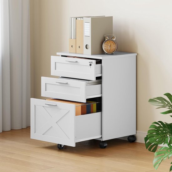 Witte archiefkast met 3 laden met X-motief, zilveren handgrepen en slot. De onderste lade is open en bevat dossiers.