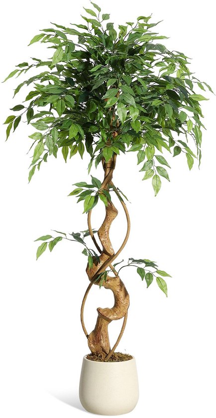 Plante artificielle verte avec un tronc torsadé dans un pot crème, isolée sur fond blanc.