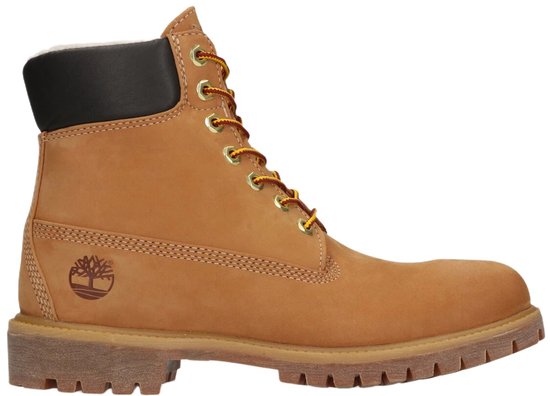 Botte Timberland en cuir marron détaillée de 6 pouces avec logo sur le côté et lacets jaunes.