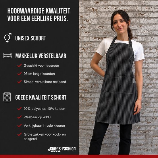 Vrouw in zwart schort met witte strepen en witte t-shirt. Schort is verstelbaar en heeft grote zakken.