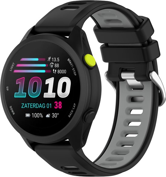 Zwarte smartwatch met een tweekleurige zwarte/grijze sportband. Het scherm toont 'Zaterdag 01'.