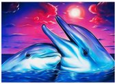 Een diamond painting van twee blauwe dolfijnen bij zonsondergang met roze wolken.
