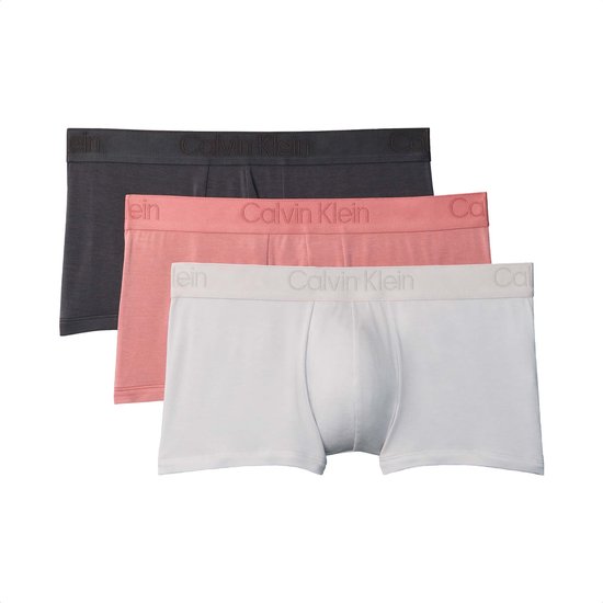 Drie Calvin Klein boxershorts: grijs, roze en wit, met logo op de band.