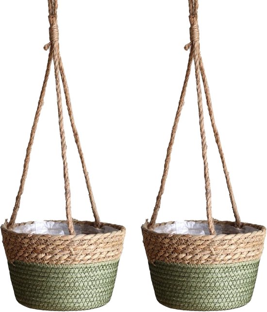 Twee groene en naturel rieten hangmanden met touw en plastic voering.