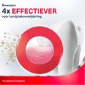 Illustratie van een grote tand en een rood rond element. Tekst: Bewezen 4x effectiever voor tandplakverwijdering.