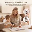 Vrouw en kind kijken naar een telefoon met 'Eenvoudig brood bakken' en recepten. Stap-voor-stap video's en handleiding.
