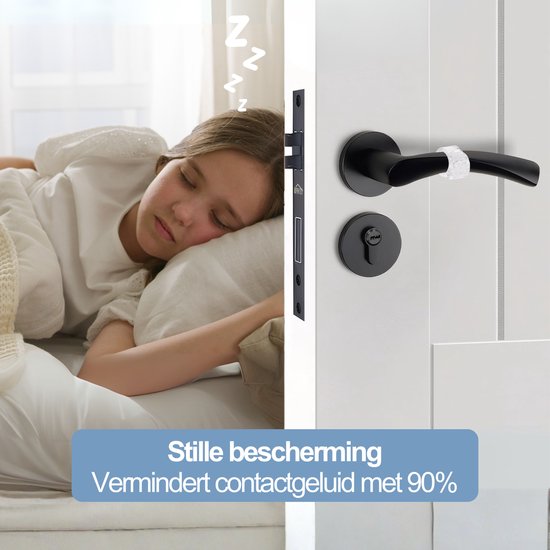 Slapend meisje naast zwarte deurklink met transparante deurstopper. Vermindert contactgeluid.