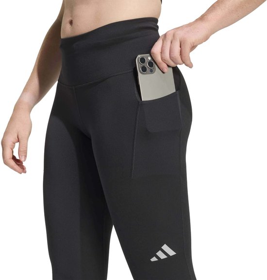 Zwarte legging met een telefoonvak op de heup.