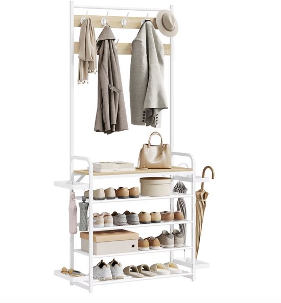Wit kledingrek met bruine houten planken, vol met schoenen, jassen, sjaals, hoed, tas en paraplu, op een witte achtergrond.