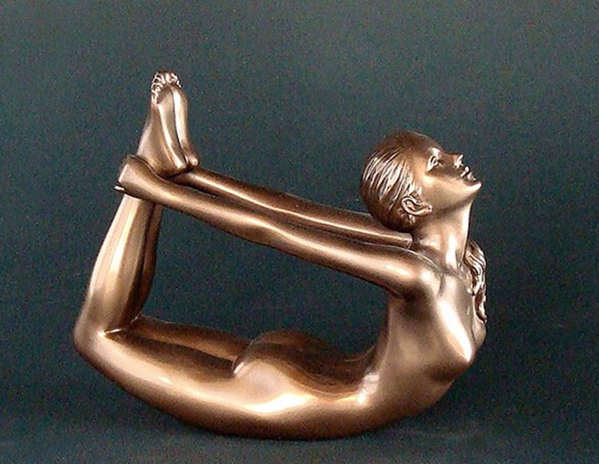 Beeld - Vrouw in yogapose - body talk - bronskleurig - Dhanurasana / Bow pose - 11cm