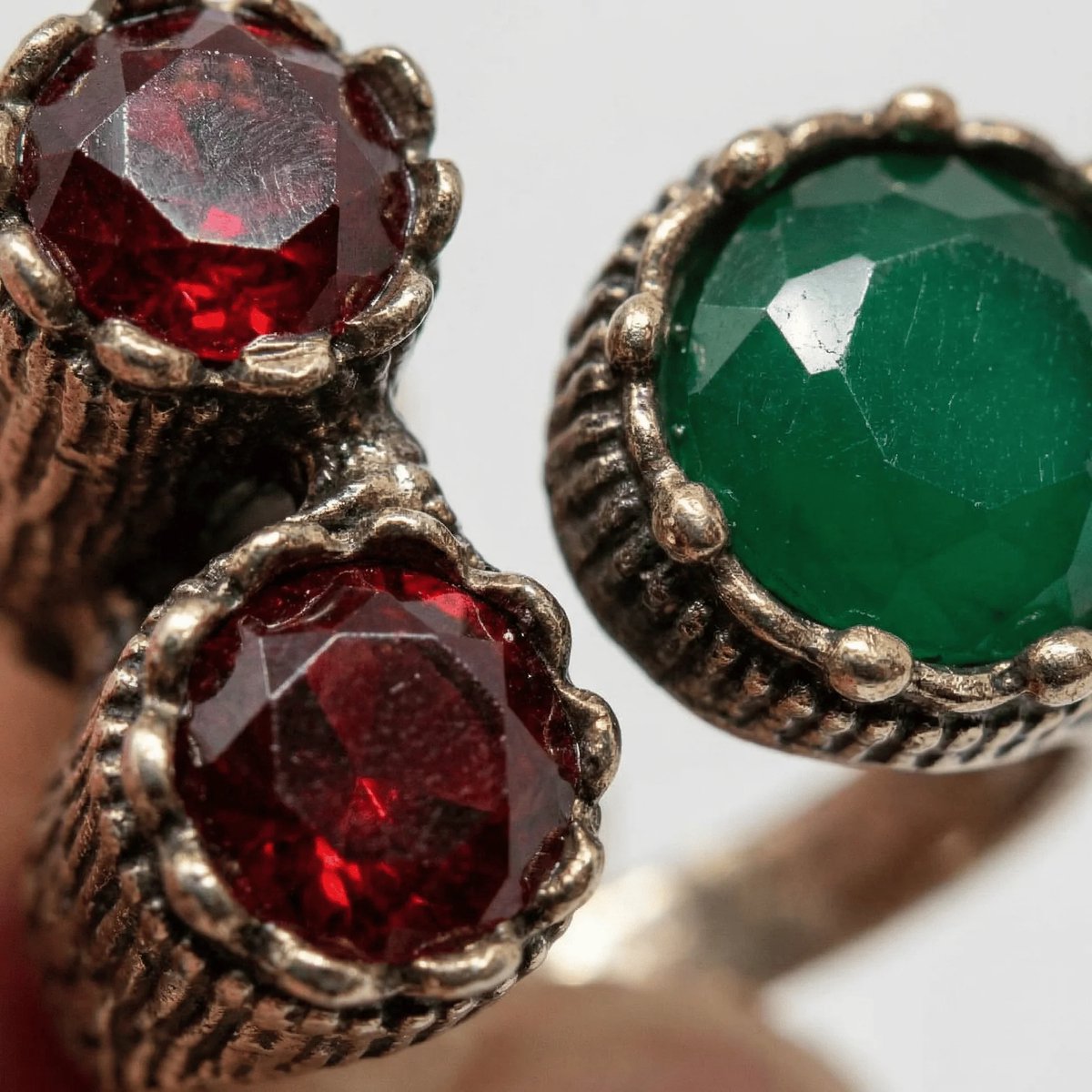 Dorvina Bronzen Sieraad Authentiek Groen en Rood Kristal Steen 3-delig Rond Model Van Voren Verstelbaar Vintage Dames Ring