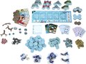 Alle onderdelen van het spel Koi uitgestald op een zwarte ondergrond: kaarten, tegels, munten, etc.