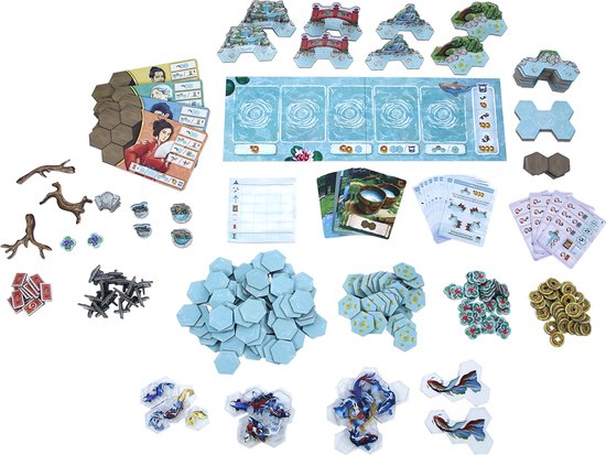 Alle onderdelen van het spel Koi uitgestald op een zwarte ondergrond: kaarten, tegels, munten, etc.