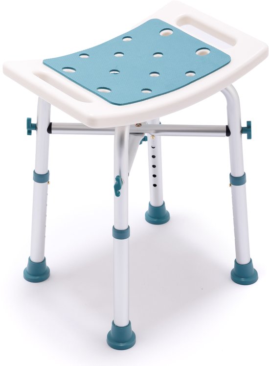 Witte douchestoel met blauwe antislipmat op de zitting en blauwe doppen op de poten, geïsoleerd op witte achtergrond.