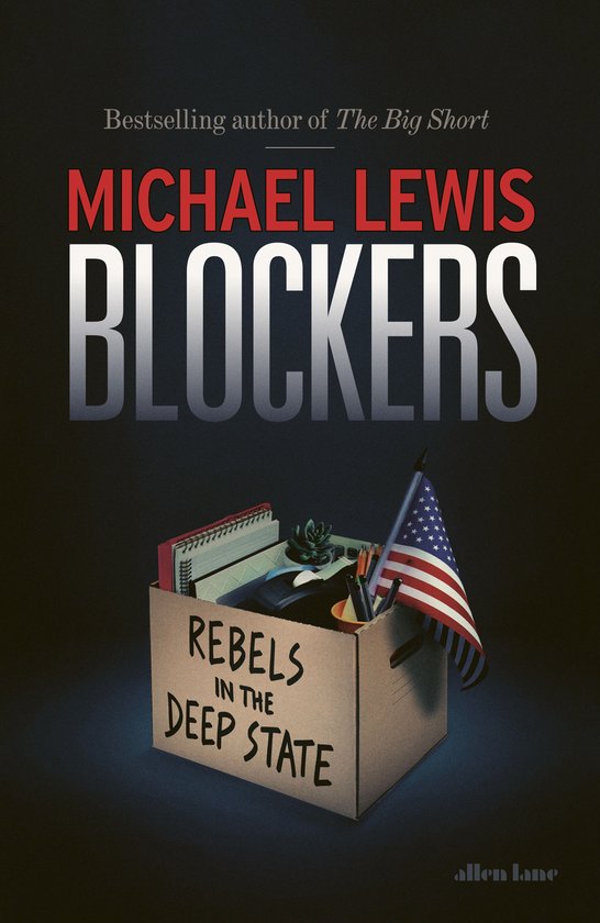 Boek "Blockers" van Michael Lewis, met een kartonnen doos vol kantoorspullen en een Amerikaanse vlag. Op de doos staat "Rebels in the Deep State".