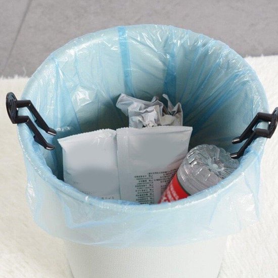 Zwarte prullenbakclips houden een blauwe vuilniszak vast met daarin afval.