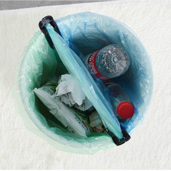 Zwarte prullenbakclips die een blauwe vuilniszak vasthouden met daarin een fles en verpakkingen.