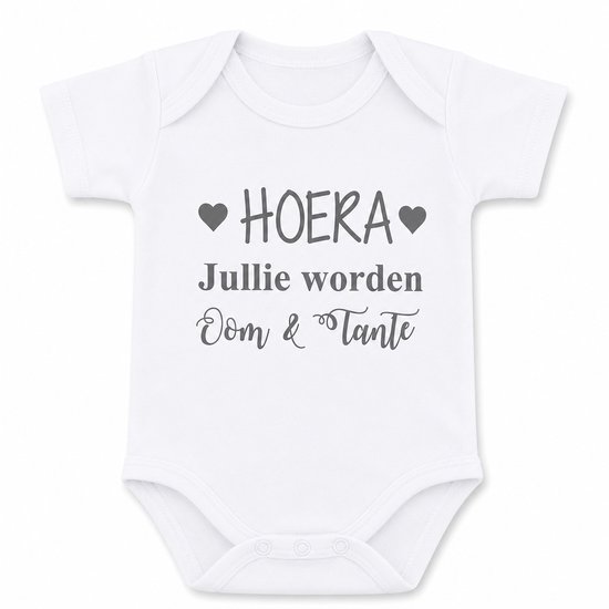 Witte baby romper met korte mouwen, bedrukt met 'HOERA Jullue worden Oom & Tante'.