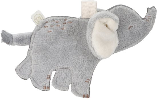 Een grijze vilten olifant met grote oren, geïsoleerd op een witte achtergrond.