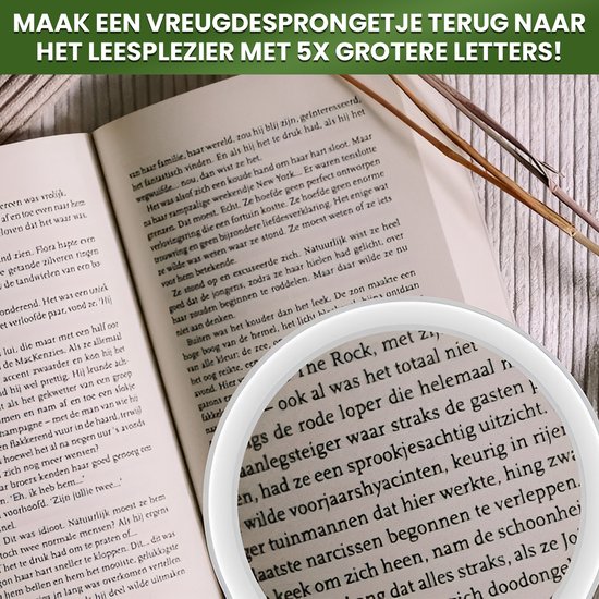 Dichtbij een open boek met grote letters, waarschijnlijk om te lezen met de loeplamp.
